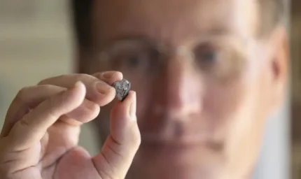 Evin çatısına düşen cisim Dünya'dan yaşlı çıktı